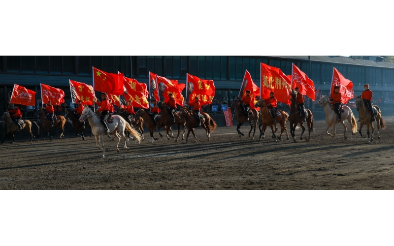 &ldquo;唱著刀歌游新疆&rdquo;&mdash;這些天，全國(guó)游客在這里歡聚